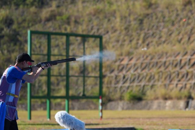 (251115) -- GUANGZHOU, Nov. 15, 2025 (Xinhua) -- Wan Antao of Shaanxi competes during the skeet mixed team bronze medal match of shooting between Shanghai and Shaanxi at China's 15th National Games in Guangzhou, south China's Guangdong Province, Nov. 15, 2025. (Xinhua/Xiao Ennan)