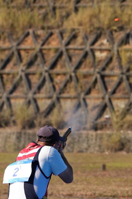 (251115) -- GUANGZHOU, Nov. 15, 2025 (Xinhua) -- Yu Lingfeng of Fujian competes during the skeet mixed team final of shooting between Fujian and Guangdong at China's 15th National Games in Guangzhou, south China's Guangdong Province, Nov. 15, 2025. (Xinhua/Xiao Ennan)