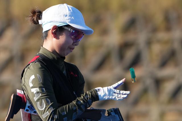 (251115) -- GUANGZHOU, Nov. 15, 2025 (Xinhua) -- Che Yufei of Guangdong competes during the skeet mixed team final of shooting between Fujian and Guangdong at China's 15th National Games in Guangzhou, south China's Guangdong Province, Nov. 15, 2025. (Xinhua/Xiao Ennan)