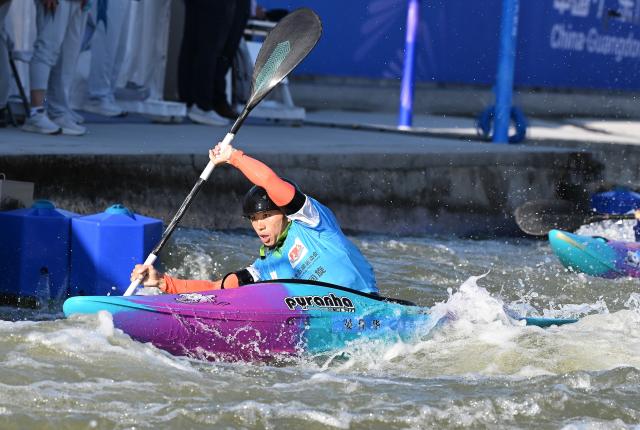 (251115) -- GUANGZHOU, Nov. 15, 2025 (Xinhua) -- Yan Jiahua of Guizhou competes during the women's kayak cross final of canoe slalom at China's 15th National Games in Guangzhou, south China's Guangdong Province, Nov. 15, 2025. (Xinhua/Xiao Yijiu)