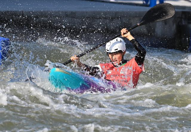 (251115) -- GUANGZHOU, Nov. 15, 2025 (Xinhua) -- Chen Lin of Tianjin competes during the women's kayak cross final of canoe slalom at China's 15th National Games in Guangzhou, south China's Guangdong Province, Nov. 15, 2025. (Xinhua/Xiao Yijiu)