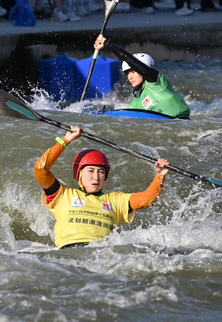 (251115) -- GUANGZHOU, Nov. 15, 2025 (Xinhua) -- Chen Shi (front) of Liaoning competes during the women's kayak cross final of canoe slalom at China's 15th National Games in Guangzhou, south China's Guangdong Province, Nov. 15, 2025. (Xinhua/Xiao Yijiu)