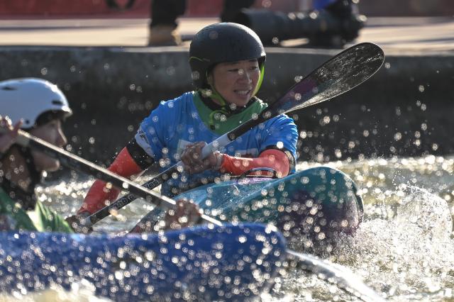 (251115) -- GUANGZHOU, Nov. 15, 2025 (Xinhua) -- Yan Jiahua (R) of Guizhou celebrates after the women's kayak cross final of canoe slalom at China's 15th National Games in Guangzhou, south China's Guangdong Province, Nov. 15, 2025. (Xinhua/Xiao Yijiu)