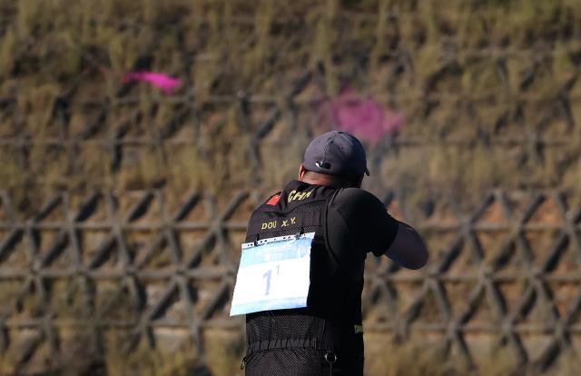 (251115) -- GUANGZHOU, Nov. 15, 2025 (Xinhua) -- Dou Xuyang of Guangdong competes during the skeet mixed team final of shooting between Fujian and Guangdong at China's 15th National Games in Guangzhou, south China's Guangdong Province, Nov. 15, 2025. (Xinhua/Pan Yulong)
