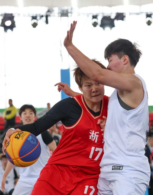 (251115) -- MACAO, Nov. 15, 2025 (Xinhua) -- Wan Jiyuan (front, L) of Zhejiang competes during the semifinal match of women's 3x3 basketball between Hubei and Zhejiang at China's 15th National Games in Macao, south China, Nov. 15, 2025. (Xinhua/Sun Fanyue)
