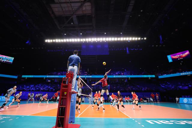 (251115) -- MACAO, Nov. 15, 2025 (Xinhua) -- Wu Mengjie (top R) of Jiangsu spikes the ball during the women's volleyball group A match between Jiangsu and Tianjin at China's 15th National Games in Guangzhou, south China's Guangdong Province, Nov. 15, 2025. (Xinhua/Chen Bin)