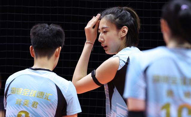 (251115) -- MACAO, Nov. 15, 2025 (Xinhua) -- Wang Yuanyuan (C) of Tianjin reacts during the women's volleyball group A match between Jiangsu and Tianjin at China's 15th National Games in Guangzhou, south China's Guangdong Province, Nov. 15, 2025. (Xinhua/Chen Bin)