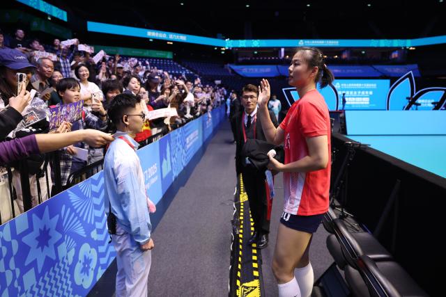 (251115) -- MACAO, Nov. 15, 2025 (Xinhua) -- Gong Xiangyu (1st R) of Jiangsu waves to the spectators after the women's volleyball group A match between Jiangsu and Tianjin at China's 15th National Games in Guangzhou, south China's Guangdong Province, Nov. 15, 2025. (Xinhua/Chen Bin)