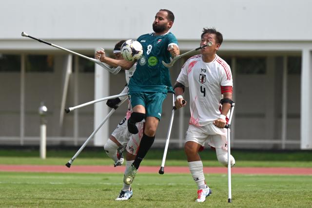 (251115) -- JAKARTA, Nov. 15, 2025 (Xinhua) -- Ali Jabbar Qasim Al-Rubaiawi (C) of Iraq competes during the match between Iraq and Japan at the Asian Amputee Football Cup Qualifiers 2025 in Jakarta, Indonesia, Nov. 15, 2025. (Xinhua/Agung Kuncahya B.)