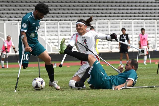 (251115) -- JAKARTA, Nov. 15, 2025 (Xinhua) -- Keiya Kaneko (C) of Japan competes during the match between Iraq and Japan at the Asian Amputee Football Cup Qualifiers 2025 in Jakarta, Indonesia, Nov. 15, 2025. (Xinhua/Agung Kuncahya B.)