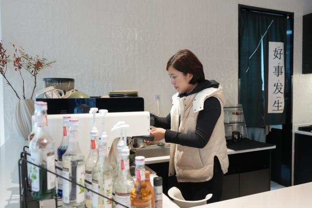 (251115) -- NINGBO, Nov. 15, 2025 (Xinhua) -- Dong Fengjie, a homestay owner, brews coffee at her homestay in Dongshan Village of Xikou Town in Ningbo City, east China's Zhejiang Province, Nov. 13, 2025.
  With its prime geographical location, rich resources and improved infrastructure, Dongshan Village has in recent years witnessed rapid development in tourism through rural collective management program.
   Young people involved in the program have rooted themselves here to run homestays and cafes, using their professional expertise to activate rural resources and truly benefit the villagers. (Xinhua/Huang Zongzhi)
