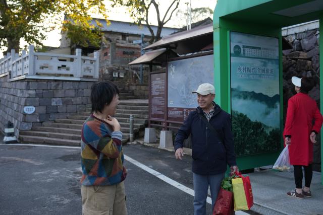 (251115) -- NINGBO, Nov. 15, 2025 (Xinhua) -- Xu Xiaofeng (L), a homestay owner, talks with a villager in Dongshan Village of Xikou Town in Ningbo City, east China's Zhejiang Province, Nov. 13, 2025.
  With its prime geographical location, rich resources and improved infrastructure, Dongshan Village has in recent years witnessed rapid development in tourism through rural collective management program.
   Young people involved in the program have rooted themselves here to run homestays and cafes, using their professional expertise to activate rural resources and truly benefit the villagers. (Xinhua/Huang Zongzhi)