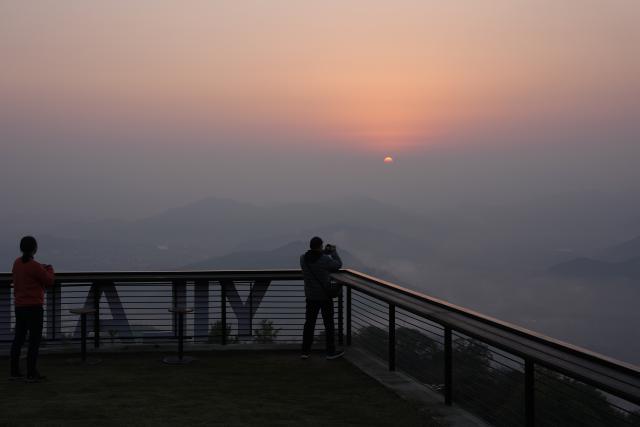 (251115) -- NINGBO, Nov. 15, 2025 (Xinhua) -- Tourists enjoy the sunrise in Dongshan Village of Xikou Town in Ningbo City, east China's Zhejiang Province, Nov. 14, 2025.
  With its prime geographical location, rich resources and improved infrastructure, Dongshan Village has in recent years witnessed rapid development in tourism through rural collective management program.
   Young people involved in the program have rooted themselves here to run homestays and cafes, using their professional expertise to activate rural resources and truly benefit the villagers. (Xinhua/Huang Zongzhi)