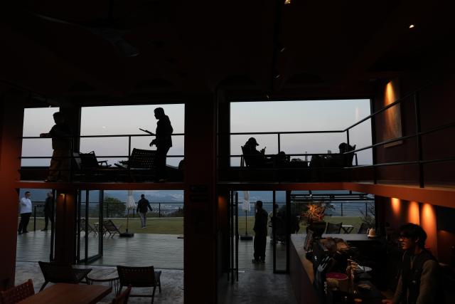(251115) -- NINGBO, Nov. 15, 2025 (Xinhua) -- Tourists enjoy themselves at a cafe in Dongshan Village of Xikou Town in Ningbo City, east China's Zhejiang Province, Nov. 13, 2025.
  With its prime geographical location, rich resources and improved infrastructure, Dongshan Village has in recent years witnessed rapid development in tourism through rural collective management program.
   Young people involved in the program have rooted themselves here to run homestays and cafes, using their professional expertise to activate rural resources and truly benefit the villagers. (Xinhua/Huang Zongzhi)