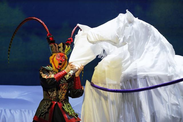 (251115) -- SAN FRANCISCO, Nov. 15, 2025 (Xinhua) -- Chinese Opera The Monkey King holds its final dressed rehearsal in San Francisco, the United States, on Nov. 12, 2025. The world premiere of The Monkey King was staged at the San Francisco Opera on Friday. The performance will stay on in San Francisco until Nov. 30. (Xinhua/Wu Xiaoling)