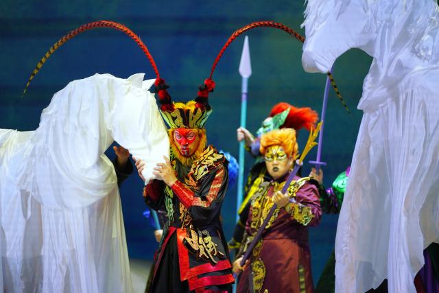(251115) -- SAN FRANCISCO, Nov. 15, 2025 (Xinhua) -- Chinese Opera The Monkey King holds its final dressed rehearsal in San Francisco, the United States, on Nov. 12, 2025. The world premiere of The Monkey King was staged at the San Francisco Opera on Friday. The performance will stay on in San Francisco until Nov. 30. (Xinhua/Wu Xiaoling)