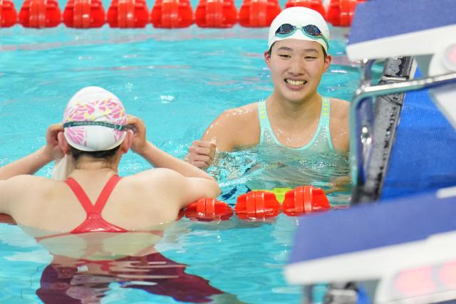 (251115) -- SHENZHEN, Nov. 15, 2025 (Xinhua) -- Lyu Qinyao (R) of Jiangsu reacts after the women's 200m breaststroke final of swimming at China's 15th National Games in Shenzhen, south China's Guangdong Province, Nov. 15, 2025. (Xinhua/Tenzin Nyida)