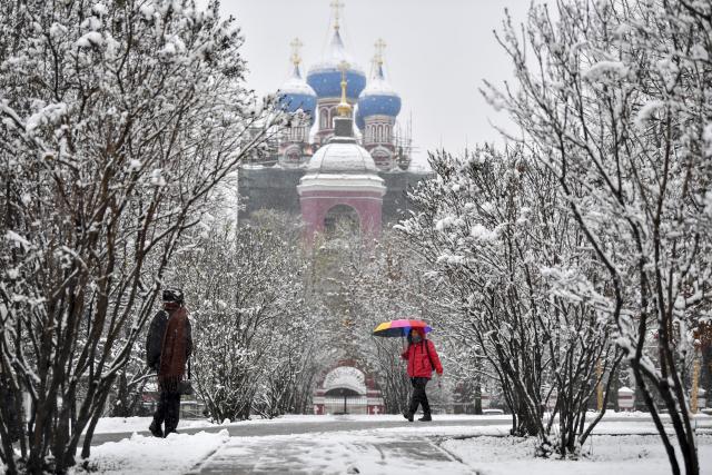 (251115) -- MOSCOW, Nov. 15, 2025 (Xinhua) -- People walk in snow in Moscow, Russia, on Nov. 15, 2025. Moscow on Friday saw its first snowfall since the beginning of winter this year. (Photo by Alexander Zemlianichenko Jr/Xinhua)