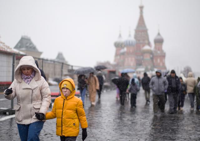 (251115) -- MOSCOW, Nov. 15, 2025 (Xinhua) -- People walk in snow at the Red Square in Moscow, Russia, on Nov. 15, 2025. Moscow on Friday saw its first snowfall since the beginning of winter this year. (Xinhua/Meng Jing)