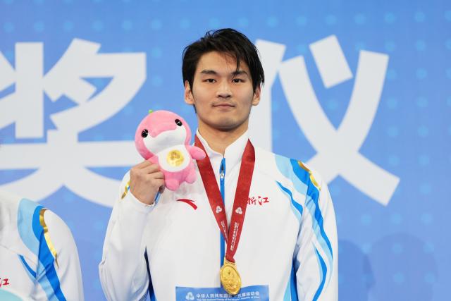 (251115) -- SHENZHEN, Nov. 15, 2025 (Xinhua) -- Gold medalist Xu Jiayu of Zhejiang poses during the awarding ceremony for the men's 200m backstroke of swimming at China's 15th National Games in Shenzhen, south China's Guangdong Province, Nov. 15, 2025. (Xinhua/Xia Yifang)