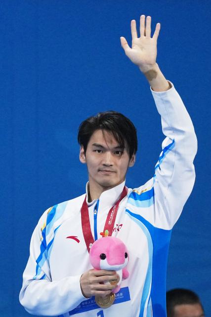 (251115) -- SHENZHEN, Nov. 15, 2025 (Xinhua) -- Gold medalist Xu Jiayu of Zhejiang greets the spectators after the awarding ceremony for the men's 200m backstroke of swimming at China's 15th National Games in Shenzhen, south China's Guangdong Province, Nov. 15, 2025. (Xinhua/Xue Yuge)