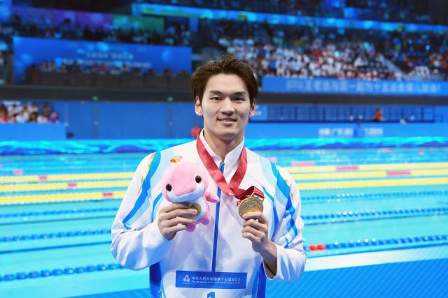 (251115) -- SHENZHEN, Nov. 15, 2025 (Xinhua) -- Gold medalist Xu Jiayu of Zhejiang poses after the awarding ceremony for the men's 200m backstroke of swimming at China's 15th National Games in Shenzhen, south China's Guangdong Province, Nov. 15, 2025. (Xinhua/Du Yu)