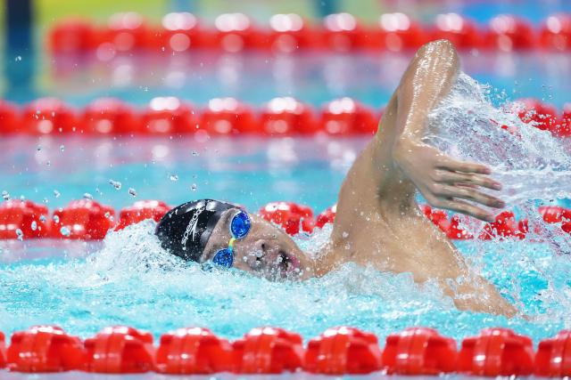 (251115) -- SHENZHEN, Nov. 15, 2025 (Xinhua) -- Zhang Zhanshuo of team Shandong competes during the men's 4X200m freestyle relay final of swimming at China's 15th National Games in Shenzhen, south China's Guangdong Province, Nov. 15, 2025. (Xinhua/Du Yu)