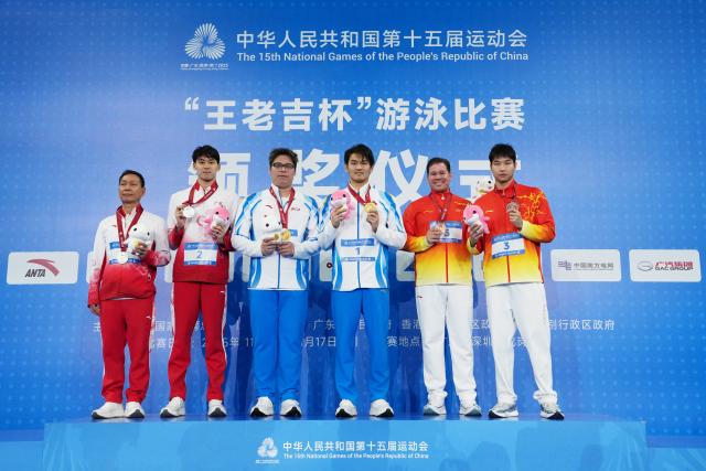 (251115) -- SHENZHEN, Nov. 15, 2025 (Xinhua) -- Gold medalist Xu Jiayu of Zhejiang, silver medalist Tao Guannan of Guangdong, bronze medalist Wang Yutian of Hubei pose with their coaches during the awarding ceremony for the men's 200m backstroke of swimming at China's 15th National Games in Shenzhen, south China's Guangdong Province, Nov. 15, 2025. (Xinhua/Xia Yifang)