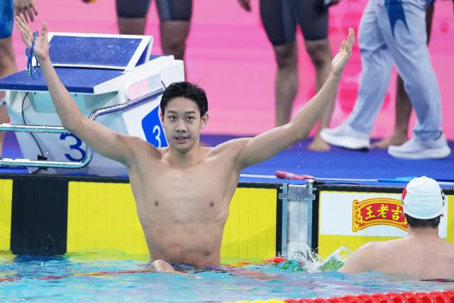(251115) -- SHENZHEN, Nov. 15, 2025 (Xinhua) -- Zhang Zhanshuo of team Shandong reacts after the men's 4X200m freestyle relay final of swimming at China's 15th National Games in Shenzhen, south China's Guangdong Province, Nov. 15, 2025. (Xinhua/Du Yu)