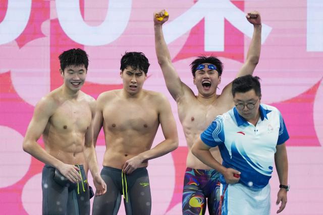 (251115) -- SHENZHEN, Nov. 15, 2025 (Xinhua) -- Team Shandong celebrate after the men's 4X200m freestyle relay final of swimming at China's 15th National Games in Shenzhen, south China's Guangdong Province, Nov. 15, 2025. (Xinhua/Xia Yifang)