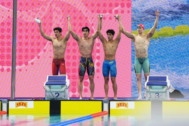 (251115) -- SHENZHEN, Nov. 15, 2025 (Xinhua) -- Team Zhejiang greet the spectators after the men's 4X200m freestyle relay final of swimming at China's 15th National Games in Shenzhen, south China's Guangdong Province, Nov. 15, 2025. (Xinhua/Xia Yifang)