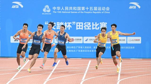 (251115) -- GUANGZHOU, Nov. 15, 2025 (Xinhua) -- Athletes compete during the mixed 4x100m relay final of athletics at China's 15th National Games in Guangzhou, south China's Guangdong Province, Nov. 15, 2025. (Xinhua/Deng Hua)