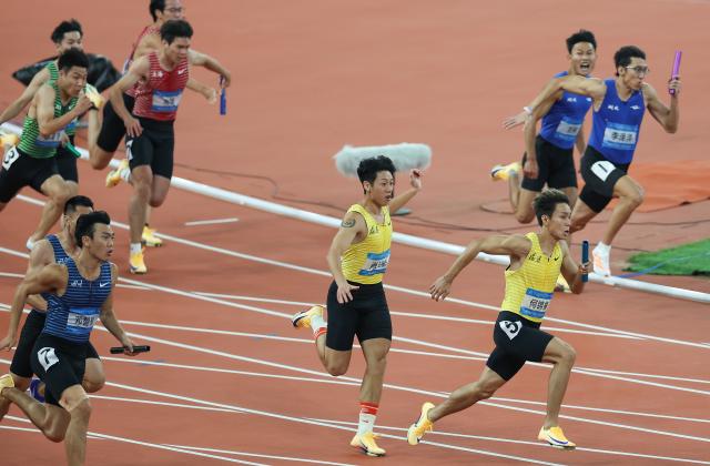 (251115) -- GUANGZHOU, Nov. 15, 2025 (Xinhua) -- Athletes compete during the mixed 4x100m relay final of athletics at China's 15th National Games in Guangzhou, south China's Guangdong Province, Nov. 15, 2025. (Xinhua/Huang Wei)