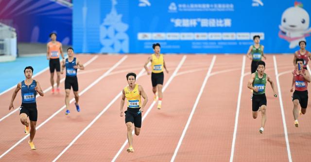 (251115) -- GUANGZHOU, Nov. 15, 2025 (Xinhua) -- Athletes compete during the mixed 4x100m relay final of athletics at China's 15th National Games in Guangzhou, south China's Guangdong Province, Nov. 15, 2025. (Xinhua/Deng Hua)