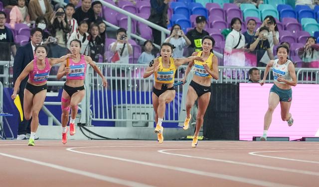 (251115) -- GUANGZHOU, Nov. 15, 2025 (Xinhua) -- Athletes compete during the mixed 4x100m relay final of athletics at China's 15th National Games in Guangzhou, south China's Guangdong Province, Nov. 15, 2025. (Xinhua/Li Yibo)