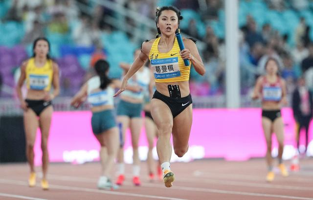 (251115) -- GUANGZHOU, Nov. 15, 2025 (Xinhua) -- Ge Manqi of team Fujian competes during the mixed 4x100m relay final of athletics at China's 15th National Games in Guangzhou, south China's Guangdong Province, Nov. 15, 2025. (Xinhua/Li Yibo)