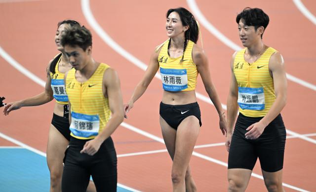 (251115) -- GUANGZHOU, Nov. 15, 2025 (Xinhua) -- Team Fujian react after the mixed 4x100m relay final of athletics at China's 15th National Games in Guangzhou, south China's Guangdong Province, Nov. 15, 2025. (Xinhua/Deng Hua)