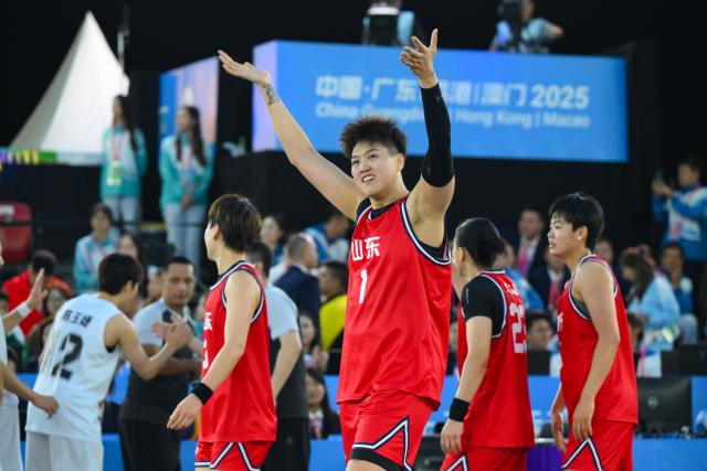(251115) -- MACAO, Nov. 15, 2025 (Xinhua) -- Players of Shandong celebrate after defeating team Hubei in the final match of women's 3x3 basketball between Hubei and Shandong at China's 15th National Games in Macao, south China, Nov. 15, 2025. (Xinhua/Cheong Kam Ka)