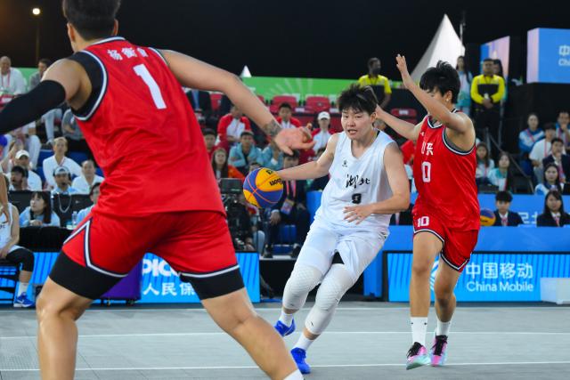 (251115) -- MACAO, Nov. 15, 2025 (Xinhua) -- Huo Juntong of Hubei drives the ball during the final match of women's 3x3 basketball between Hubei and Shandong at China's 15th National Games in Macao, south China, Nov. 15, 2025. (Xinhua/Cheong Kam Ka)