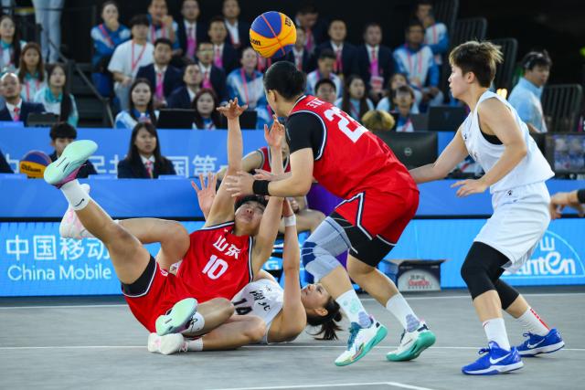 (251115) -- MACAO, Nov. 15, 2025 (Xinhua) -- Li Wenxia (L) of Shandong vies with Zhou Mengyun (2nd L) of Hubei during the final match of women's 3x3 basketball between Hubei and Shandong at China's 15th National Games in Macao, south China, Nov. 15, 2025. (Xinhua/Cheong Kam Ka)