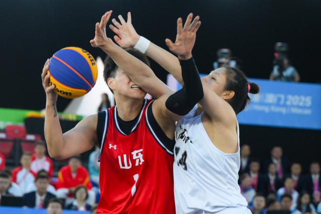 (251115) -- MACAO, Nov. 15, 2025 (Xinhua) -- Yang Hengyu of Shandong vies with Zhou Mengyun of Hubei during the final match of women's 3x3 basketball between Hubei and Shandong at China's 15th National Games in Macao, south China, Nov. 15, 2025. (Xinhua/Cheong Kam Ka)