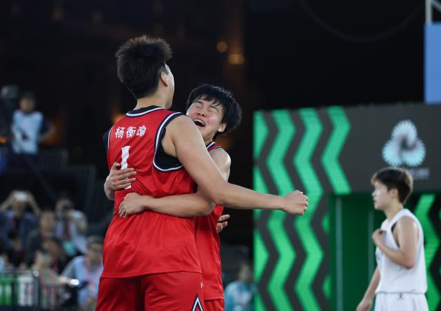 (251115) -- MACAO, Nov. 15, 2025 (Xinhua) -- Players of Shandong celebrate after defeating team Hubei in the final match of women's 3x3 basketball between Hubei and Shandong at China's 15th National Games in Macao, south China, Nov. 15, 2025. (Xinhua/Sun Fanyue)