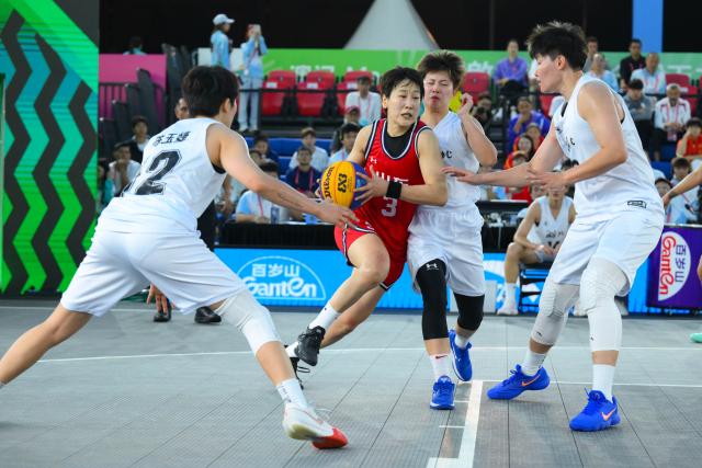 (251115) -- MACAO, Nov. 15, 2025 (Xinhua) -- Cao Junwei (2nd L) of Shandong competes during the final match of women's 3x3 basketball between Hubei and Shandong at China's 15th National Games in Macao, south China, Nov. 15, 2025. (Xinhua/Cheong Kam Ka)