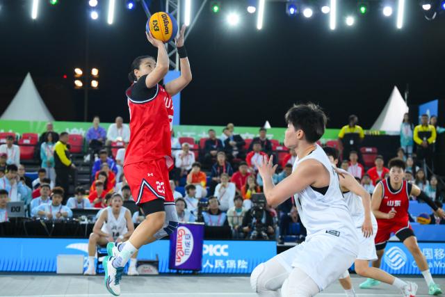 (251115) -- MACAO, Nov. 15, 2025 (Xinhua) -- Wang Lili (L) of Shandong shoots during the final match of women's 3x3 basketball between Hubei and Shandong at China's 15th National Games in Macao, south China, Nov. 15, 2025. (Xinhua/Cheong Kam Ka)