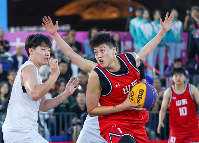 (251115) -- MACAO, Nov. 15, 2025 (Xinhua) -- Yang Hengyu of Shandong goes for a layup during the final match of women's 3x3 basketball between Hubei and Shandong at China's 15th National Games in Macao, south China, Nov. 15, 2025. (Xinhua/Sun Fanyue)