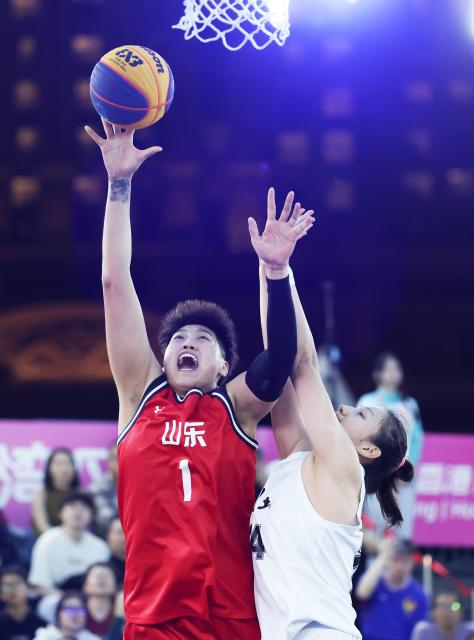 (251115) -- MACAO, Nov. 15, 2025 (Xinhua) -- Yang Hengyu of Shandong goes for a layup during the final match of women's 3x3 basketball between Hubei and Shandong at China's 15th National Games in Macao, south China, Nov. 15, 2025. (Xinhua/Sun Fanyue)
