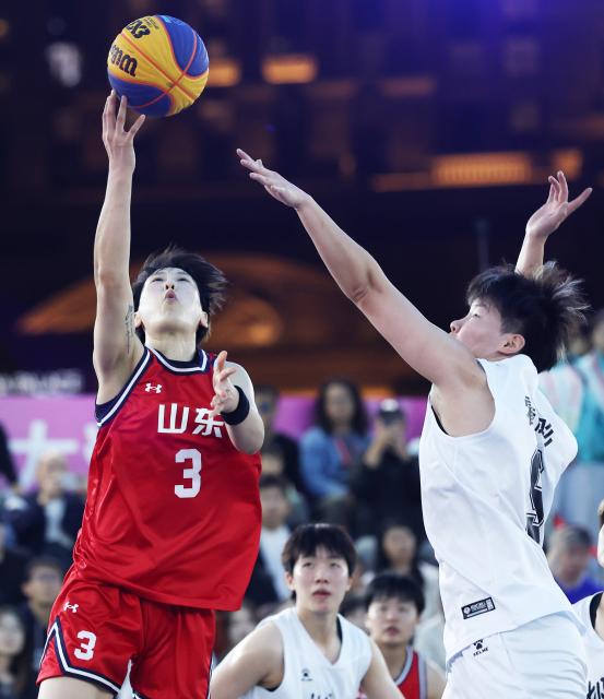 (251115) -- MACAO, Nov. 15, 2025 (Xinhua) -- Cao Junwei of Shandong goes for a layup during the final match of women's 3x3 basketball between Hubei and Shandong at China's 15th National Games in Macao, south China, Nov. 15, 2025. (Xinhua/Sun Fanyue)