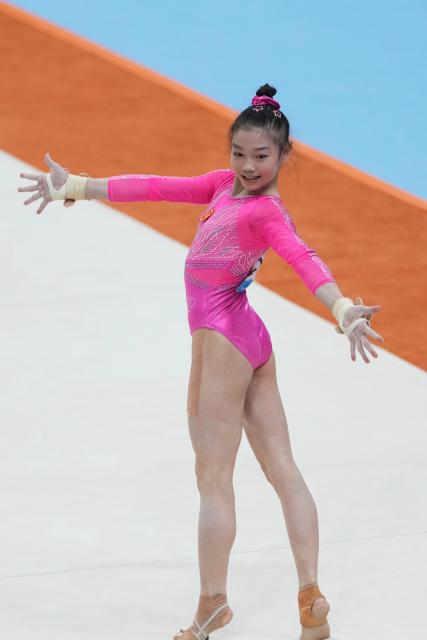 (251115) -- ZHAOQING, Nov. 15, 2025 (Xinhua) -- Ke Qinqin of Guangdong competes in floor exercise during the artistic gymnastics women's individual all-around final at China's 15th National Games in Zhaoqing, south China's Guangdong Province, Nov. 15, 2025. (Xinhua/Xu Bingjie)