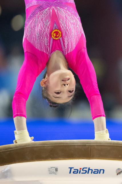 (251115) -- ZHAOQING, Nov. 15, 2025 (Xinhua) -- Ke Qinqin of Guangdong competes in vault during the artistic gymnastics women's individual all-around final at China's 15th National Games in Zhaoqing, south China's Guangdong Province, Nov. 15, 2025. (Xinhua/Du Zixuan)