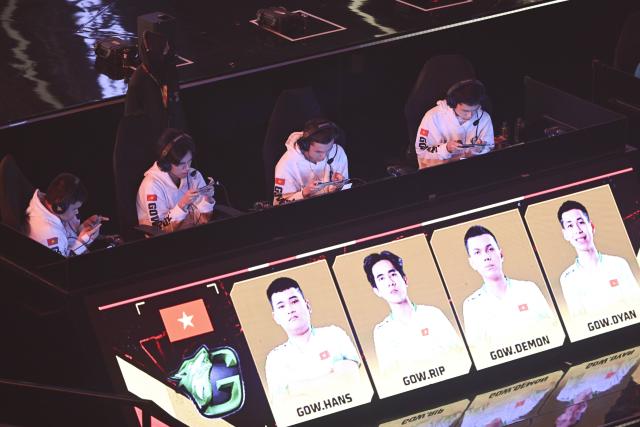 (251116) -- JAKARTA, Nov. 16, 2025 (Xinhua) -- Players of GOW Esports of Vietnam compete during Free Fire World Series (FFWS) Global Finals 2025 at Indonesia Arena, in Jakarta, Indonesia, Nov. 15, 2025. (Xinhua/Zulkarnain)